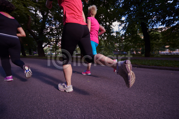 함께함 성인 성인여자만 세명 여자 JPG 뒷모습 옆모습 포토 해외이미지 나무 달리기 달리기선수 도로 마라톤 야외 전신 조깅 주간 하반신