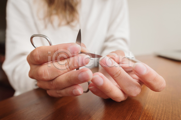 성인 성인여자한명만 여자 한명 JPG 포토 해외이미지 가위(도구) 뷰티 상반신 손 손톱 손톱관리 앉기 피부