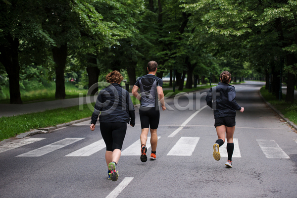 함께함 남자 노년 성인 세명 여자 JPG 뒷모습 포토 해외이미지 나무 달리기 달리기선수 도로 마라톤 야외 전신 조깅 주간