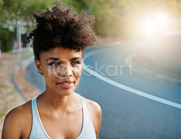 20대 성인 성인여자한명만 여자 한명 JPG 아웃포커스 앞모습 옆모습 포토 해외이미지 건강 도로 상반신 서기 야외 운동 응시 주간 햇빛