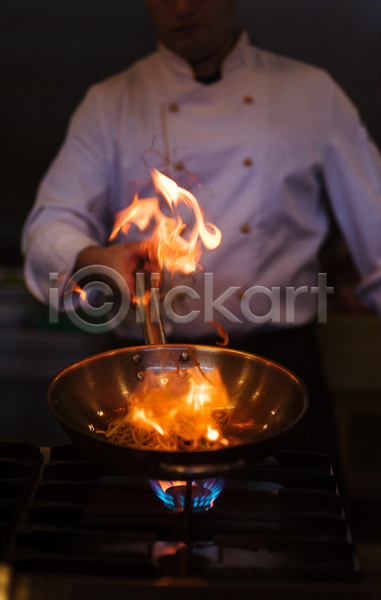 남자 성인 성인남자한명만 한명 JPG 앞모습 포토 해외이미지 굽기 들기 불 상반신 실내 요리 요리사 웍 음식 주방