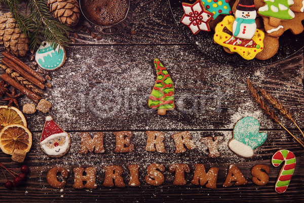 사람없음 JPG 포토 하이앵글 해외이미지 나무배경 메리크리스마스 산타모양 슈가파우더 실내 진저쿠키 쿠키 크리스마스 크리스마스트리모양쿠키
