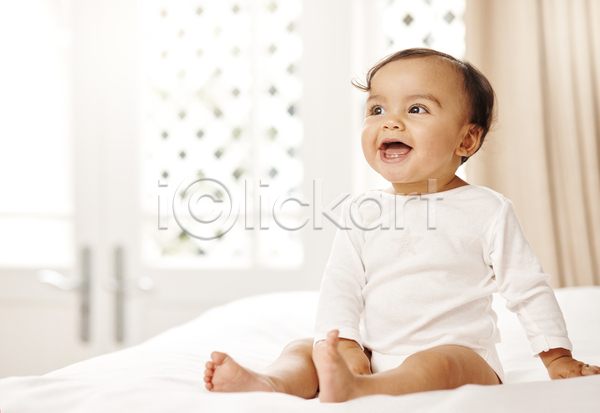 서양인 아기 여자 여자아기한명만 한명 JPG 앞모습 포토 해외이미지 실내 앉기 웃음 응시 전신 햇빛