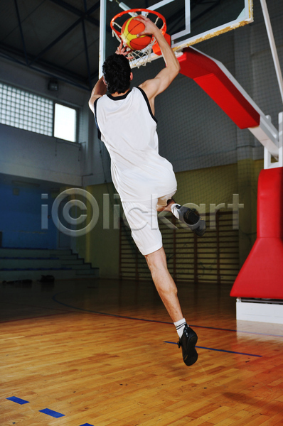 남자 성인 성인남자한명만 한명 JPG 뒷모습 포토 해외이미지 농구 농구공 농구대 덩크 슛 스포츠 실내 잡기 전신 점프