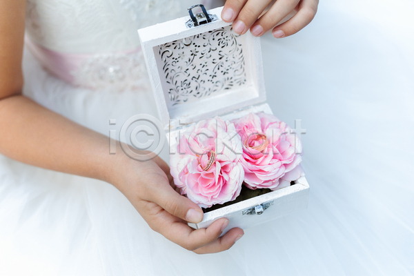 화려 성인 성인여자한명만 여자 한명 JPG 포토 해외이미지 결혼반지 결혼소품 꽃 들기 분홍색 상반신 상자 오픈 잡기 흰색