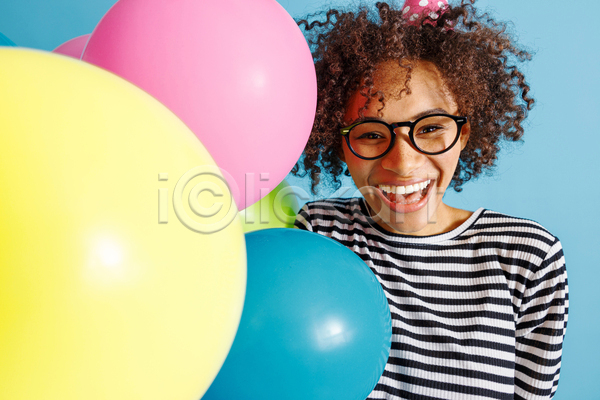축하 행복 성인 성인여자한명만 여자 한명 JPG 앞모습 포토 해외이미지 고깔(모자) 상반신 안경낌 웃음 파란배경 파티 풍선