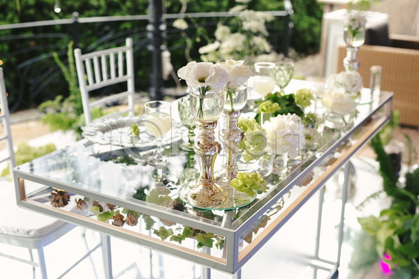 화려 사람없음 JPG 포토 해외이미지 결혼소품 꽃 솔방울 야외 와인잔 웨딩테이블 유리 의자 잎 투명