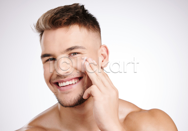 남자 서양인 성인 성인남자한명만 한명 JPG 앞모습 포토 해외이미지 근육질 미소(표정) 바르기 뷰티 상반신 수분크림 스킨케어 피부관리