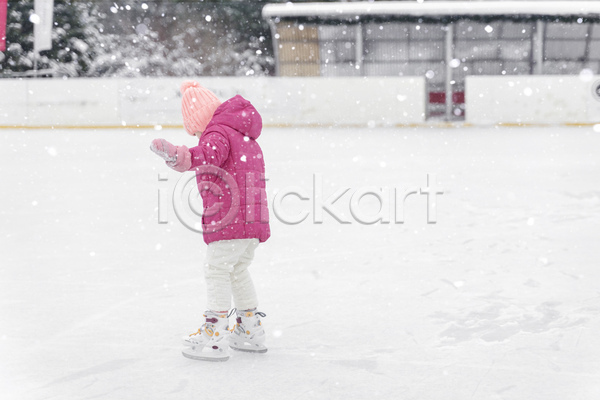 추위 행복 사람없음 어린이 JPG 뒷모습 포토 해외이미지 12월 1월 겨울 눈보라 미끄럼틀 빨간색 스케이트 재킷 폭설 휴가 흰색