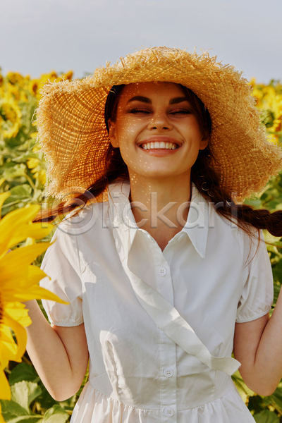 성인 성인여자한명만 여자 한명 JPG 앞모습 포토 해외이미지 꽃밭 미소(표정) 밀짚모자 상반신 야외 양갈래머리 여름(계절) 웃음 주간 풍경(경치) 해바라기