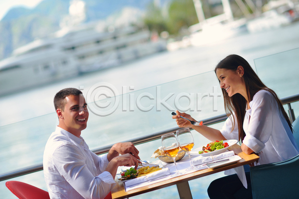 사랑 휴식 남자 두명 성인 성인만 여자 JPG 옆모습 포토 해외이미지 데이트 들기 미소(표정) 바다 상반신 식당 식사 앉기 야외 여름(계절) 연애 와인 음식 커플
