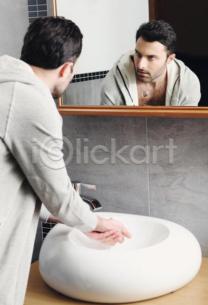 남자 백인 성인 성인남자한명만 한명 JPG 뒷모습 포토 해외이미지 거울 반사 상반신 세면대 손씻기 수도꼭지 실내 위생관리 응시 화장실