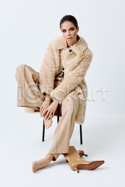우아함 성인 성인여자한명만 여자 한명 JPG 앞모습 포토 해외이미지 가을(계절) 모델 모피코트 스타일링 신발 실내 앉기 앵클부츠 와이드팬츠 의자 전신 코트 패션