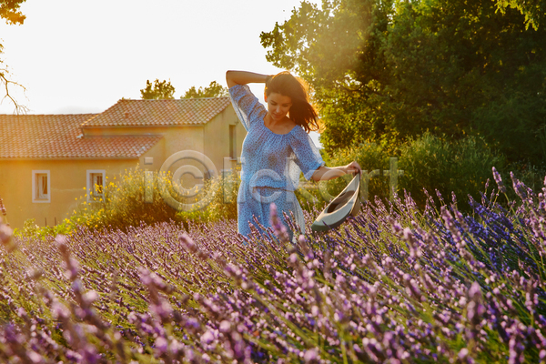 성인 성인여자한명만 여자 한명 JPG 앞모습 포토 해외이미지 나무 들기 라벤더 보라색 상반신 손짓 야외 여름(계절) 주간 주택 프랑스 프로방스