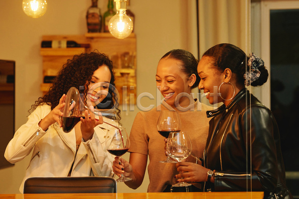 여유 우정 함께함 행복 20대 성인 성인여자만 세명 여자 JPG 포토 해외이미지 그룹 들기 라이프스타일 붓기 실내 야간 와인 와인병 와인잔 응시