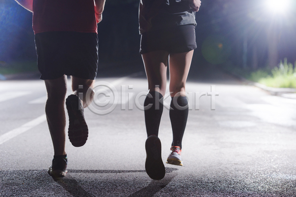 함께함 남자 두명 성인 성인만 여자 JPG 뒷모습 포토 해외이미지 달리기 달리기선수 도로 마라톤 빛 야외 조깅 주간 하반신