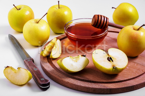 사람없음 JPG 포토 해외이미지 과도 과일 꿀 나무받침 단면 사과 실내 청사과 허니디퍼 흰배경
