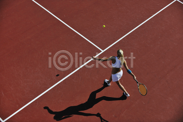 성인 성인여자한명만 여자 한명 JPG 뒷모습 포토 하이앵글 해외이미지 걷기 그림자 들기 야외 전신 주간 테니스 테니스라켓 테니스선수 테니스장