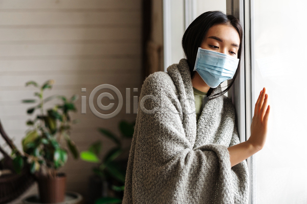 고통 추위 피곤 동양인 사람 성인 성인여자한명만 여자 한명 JPG 포토 해외이미지 감기(질병) 건강 겨울 담요 덮기 라이프스타일 마스크 상반신 손짚기 열 인플루엔자 질병 창문