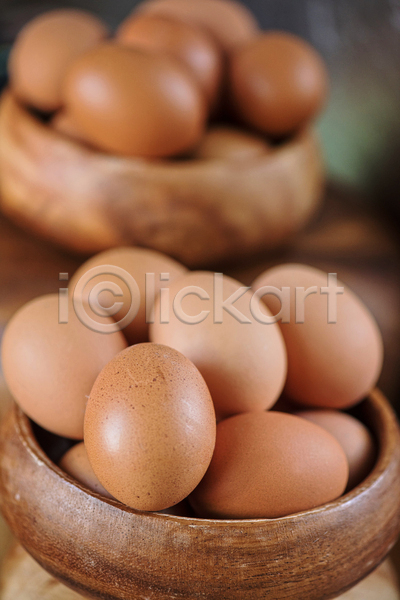 사람없음 JPG 아웃포커스 포토 해외이미지 계란 나무접시 담기 실내 쌓기
