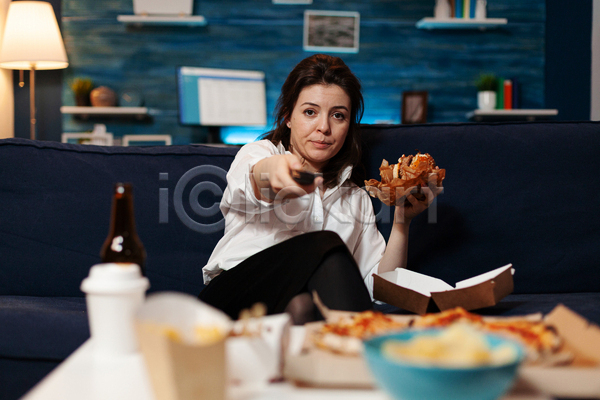 성인 성인여자한명만 여자 한명 JPG 소프트포커스 앞모습 포토 해외이미지 들기 상반신 식사 실내 앉기 응시 티비시청 패스트푸드