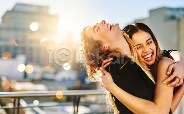 우정 함께함 행복 20대 두명 성인 성인여자만 여자 JPG 옆모습 포토 해외이미지 도시 라이프스타일 미소(표정) 보케 상반신 야외 여름(계절) 웃음 응시 잡기 주간 포옹 햇빛