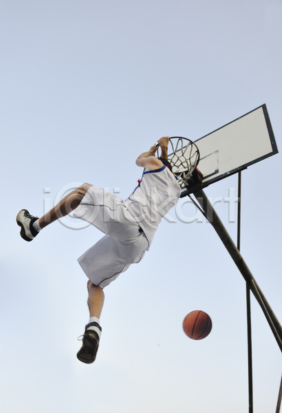 청춘(젊음) 남자 성인 성인남자한명만 한명 JPG 뒷모습 로우앵글 포토 해외이미지 농구 농구공 농구대 덩크슛 매달리기 야외 잡기 전신 점프 주간 하늘
