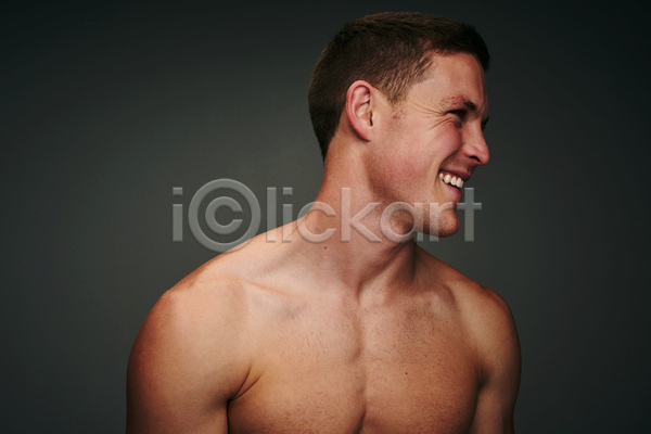 남자 서양인 성인 성인남자한명만 한명 JPG 앞모습 포토 해외이미지 근육질 미소(표정) 뷰티 상반신
