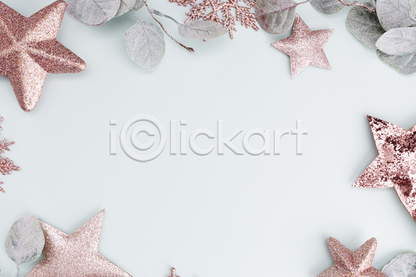 사람없음 JPG 포토 하이앵글 해외이미지 겨울 별 별모형 분홍색 실내 오브젝트 유칼립투스 카피스페이스 크리스마스장식 프레임 흰배경
