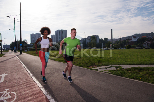 함께함 남자 두명 성인 성인만 여자 JPG 앞모습 포토 해외이미지 공원 달리기 달리기선수 마라톤 보행로 야외 전신 조깅 주간 하늘