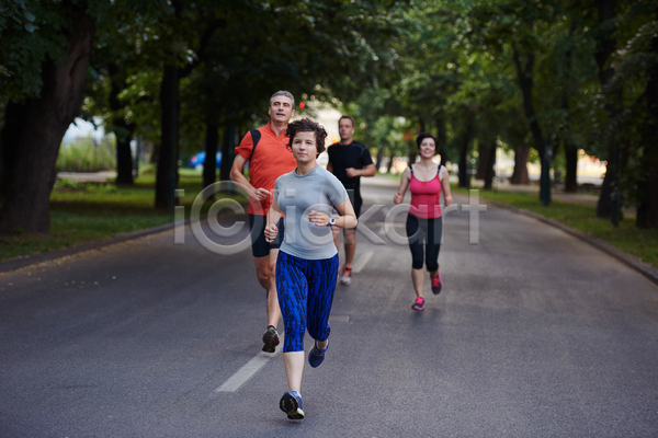 함께함 남자 노년 성인 여러명 여자 JPG 앞모습 포토 해외이미지 나무 달리기 달리기선수 도로 마라톤 야외 전신 조깅 주간