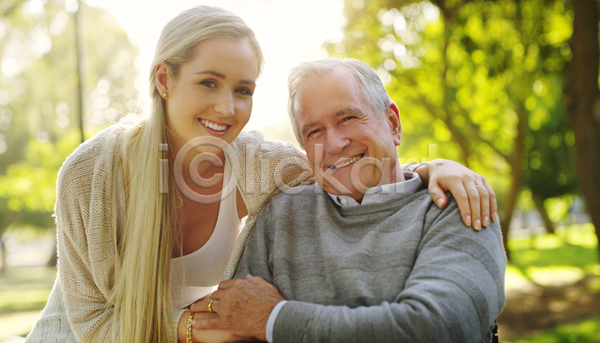 사랑 행복 남자 노년 두명 성인 여자 JPG 포토 해외이미지 가족 공원 맑음 아빠 앉기 야외 어깨에손 응시 카피스페이스