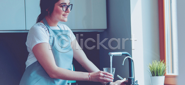 보호 순수 신선 백인 사람 한명 JPG 포토 해외이미지 가정 갈증 거품 건강 고립 공급 금속 다이어트 달리기 돌봄 물 바 백그라운드 손 수도꼭지 수분 스포츠 액체 우주 유리 음료 자르기 주방 컨테이너 크리스탈 텀블러 팔 해외포토 흰색