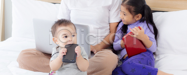 함께함 행복 동양인 백인 사람 성인 세명 아기 어린이 여자 JPG 포토 해외이미지 가족 걸음마 공책 노트북 딸 라이프스타일 미소 배너 부모 비즈니스 비즈니스우먼 실내 안락 엄마 업무 온라인 인터넷 종업원 주택 직업 침대 침실 컴퓨터 프리랜서 학습 해외포토