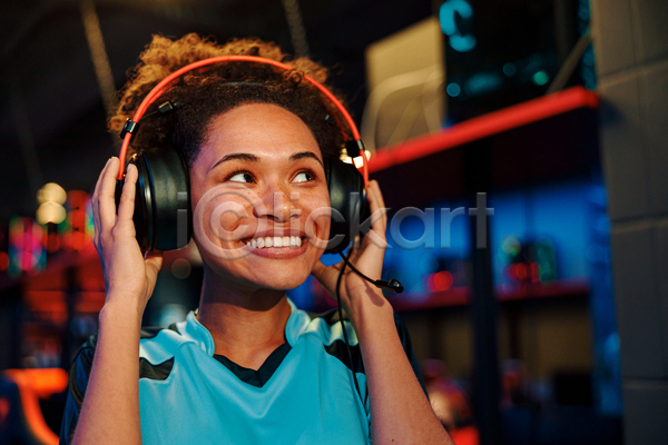 경쟁 성인 성인여자한명만 여자 한명 JPG 앞모습 포토 해외이미지 게이머 게임 미소(표정) 사이버 상반신 취미 헤드셋