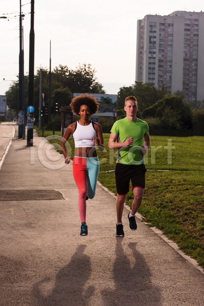 함께함 남자 두명 성인 성인만 여자 JPG 앞모습 포토 해외이미지 공원 달리기 달리기선수 마라톤 보행로 아파트 야외 전신 조깅 주간