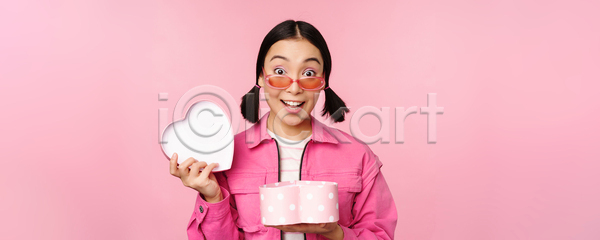 동양인 성인 성인여자한명만 여자 한명 JPG 포토 해외이미지 분홍색배경 상반신 선글라스 선물 오픈 하트 하트상자