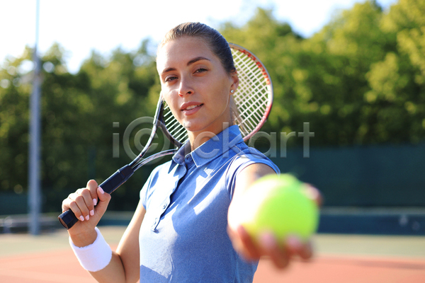 성인 성인여자한명만 여자 한명 JPG 소프트포커스 아웃포커스 옆모습 포토 해외이미지 들기 상반신 손내밀기 야외 응시 주간 테니스 테니스라켓 테니스선수 테니스장