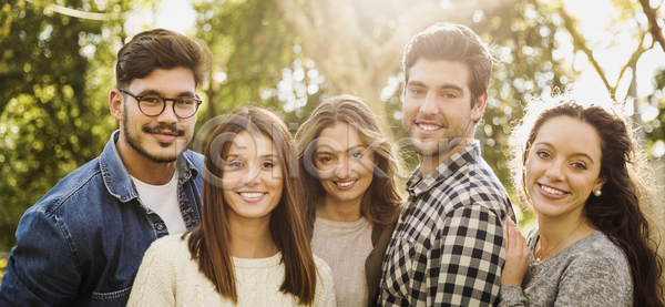 우정 청춘 함께함 행복 남자 백인 사람 여러명 여자 JPG 포토 해외이미지 가을 공원 교육 그룹 다문화 라이프스타일 미소 서기 야외 웃음 일몰 친구 커플 포즈 학생 해외포토 햇빛 히스패닉