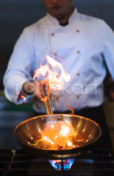 남자 성인 성인남자한명만 한명 JPG 앞모습 포토 해외이미지 굽기 들기 불 상반신 실내 요리 요리사 웍 음식 주방