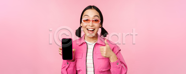 동양인 성인 성인여자한명만 여자 한명 JPG 포토 해외이미지 들기 분홍색배경 비즈니스 상반신 서기 선글라스 스마트폰 웃음 최고