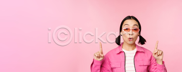 동양인 성인 성인여자한명만 여자 한명 JPG 포토 해외이미지 가리킴 분홍색배경 상반신 서기 선글라스