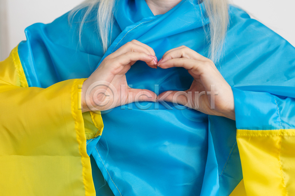 사랑 자유 평화 서양인 소녀(어린이) 소녀한명만 어린이 여자 한명 JPG 앞모습 포토 해외이미지 노란색 손하트 우크라이나 우크라이나국기 하늘색 하트