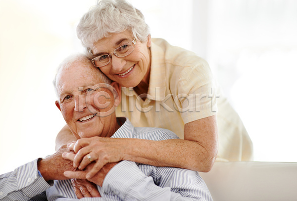 사랑 함께함 행복 남자 노년 노인만 두명 여자 한명 JPG 앞모습 포토 해외이미지 노부부 상반신 실내 응시 카피스페이스 커플 포옹