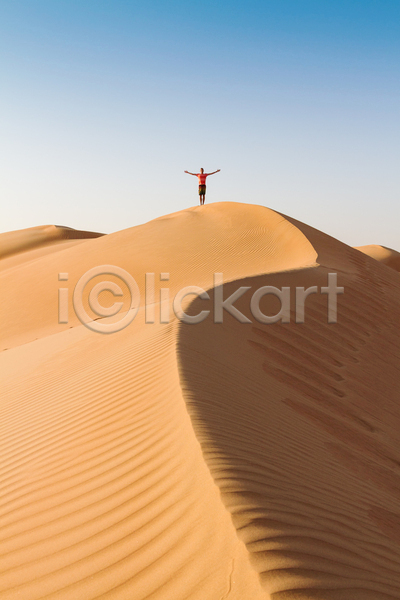 남자 성인 성인남자한명만 한명 JPG 포토 해외이미지 만세 모래언덕 사막 서기 야외 전신 주간 팔벌리기 풍경(경치) 하늘