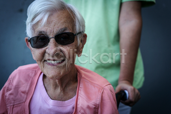 행복 70대 80대 노년 백인 사람 성인 여자 한명 JPG 포토 해외이미지 1 건강 검은색 긍정 눈(신체부위) 라이프스타일 머리 백그라운드 야외 얼굴 엄마 옛날 유럽 은퇴 응시 주름 진짜 할머니 회색
