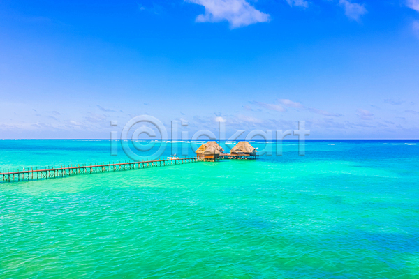 사람없음 JPG 포토 해외이미지 다리(건축물) 맑음 바다 수상가옥 아프리카 야외 여름(계절) 여름풍경 주간 하늘 휴양지