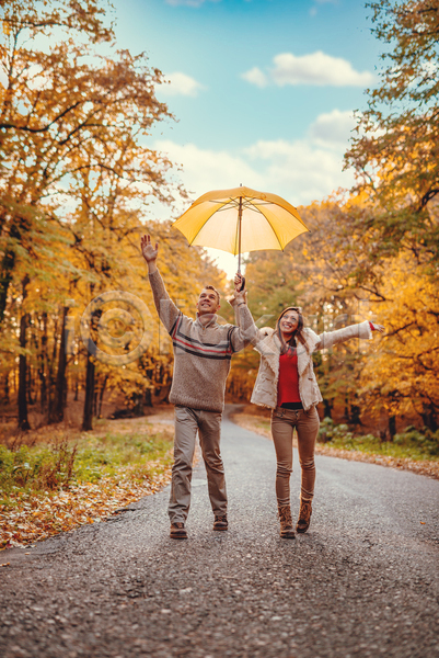 남자 두명 성인 성인만 여자 JPG 포토 해외이미지 가을(계절) 걷기 공원 들기 미소(표정) 손들기 숲 우산 전신 커플