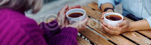 우정 함께함 휴식 두명 사람 성인 여자 JPG 포토 해외이미지 거리 관계 대화 도시 맛있는 목재 손 식당 앉기 야외 음료 작음 잡기 카페 커피 컵 탁자 해외포토