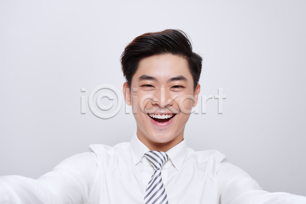 남자 동양인 성인 성인남자한명만 한명 JPG 앞모습 포토 해외이미지 상반신 실내 와이셔츠 웃음 응시 흰배경